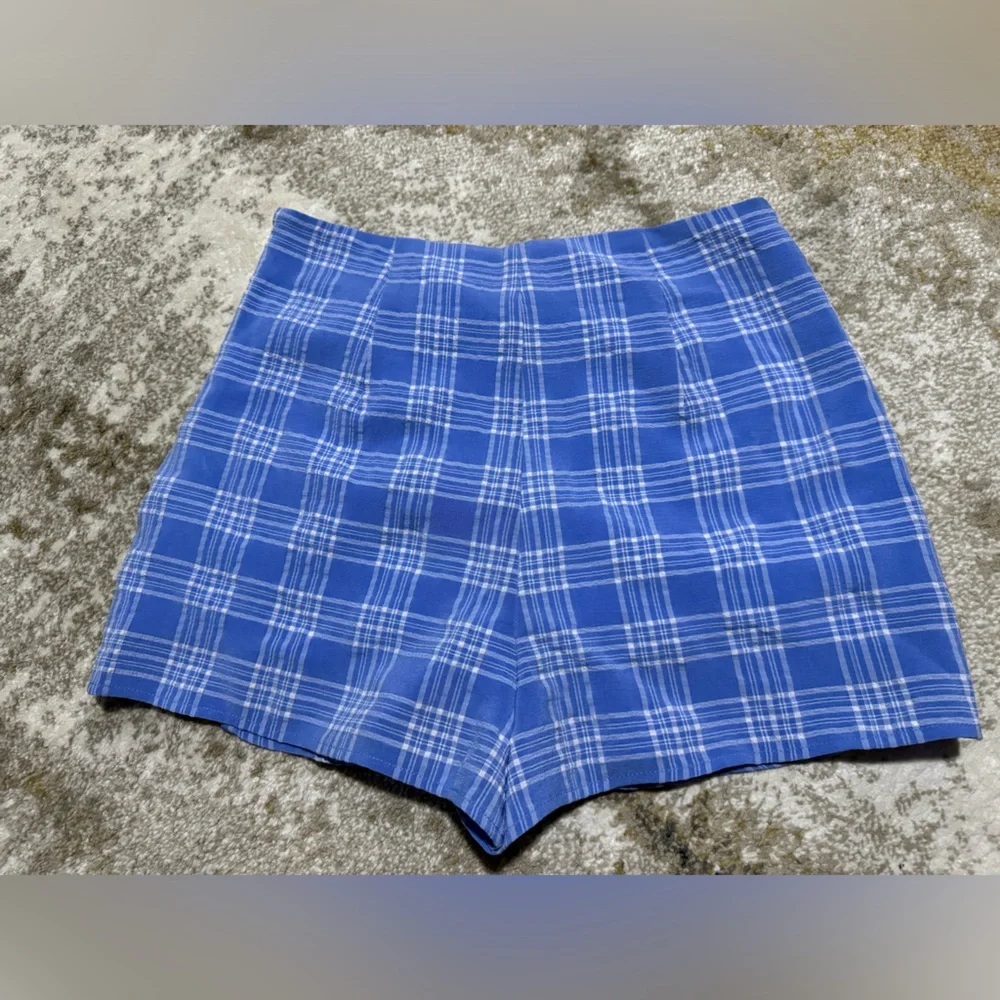 Forever 21 blue and white plaid button skort